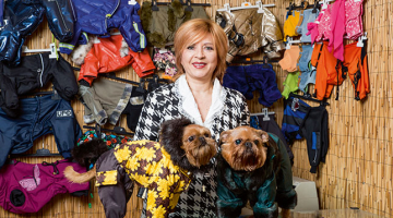 «Tiem, kas dzīvo laukos, vajag praktisku apģērbu, lai suni aizsargātu. Pelēku, brūnu, tumši zilu, melnu kā Zviedrijā. Tiem, kas dzīvo Jūrmalā, vajag kaut ko košu, ar akmentiņiem, lai izrādītos. Pirms vasaras viņi pasūta suņu kleitas, iet staigāt pa Jomas ielu. Katram savs,» secina Tatjana Felsberga.