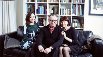 Vecāķu mājās. «Man liekas, ka esmu jūsu abu mikslis, gan izskatā, gan arī mākslā,» vecākiem Vijai un Kasparam Zariņiem saka meita Paula (no kreisās).