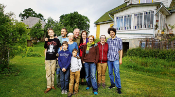 Brīvprātīgie saimniecībā pie Smiltenes. Mihails no Austrijas, Elvīra no Šveices, Eimija no Francijas, ungāru ģimene — mamma Endži, tētis Pēteris, Florians, Adorians un Valera.