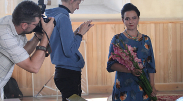 Aktrise Sandra Kļaviņa spēlē Madaru, kas filmā dodas uz Alsungu meklēt māti. Foto: Lauris Aizupietis, F64