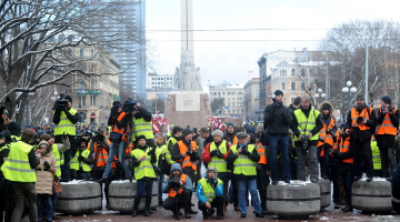Fotogrāfi pie Brīvības piminekļa pagājušā gada 16.marta pasākumā. Foto: Ieva Lūka, LETA
