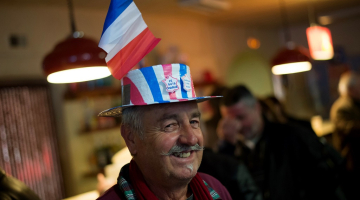 Francijas Nacionālās frontes atbalstītājs vēlēšanās. Foto: AFP/LETA