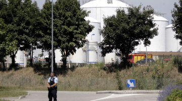 Policija pie Francijas gāzes rūpnīcas, kurai uzbruka islāmists. Foto: AFP/LETA