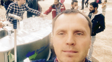 Egila pašportrets bēgļu nomentē Berlīnē. Lai saprastu cilvēkus, kas mūk no kara, vinš aicina parunāt ar vecākiem vai vecvecākiem, kas paši pieredzējuši karu