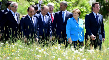 Donalds Tusks (centrā, uzlicis roku uz pleca Francijas prezidentam Fransuā Olandam pastaigā kopā ar G7 valstu līderiem). Priekšā britu premjerministrs Deivids Kamerons un Vācijas kanclere Angela Merkele, aiz viņiem ASV prezidents Baraks Obama. Foto: EPA/LETA