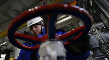Strādnieks "Gazprom" gāzes vada kontrolpunktā. Foto: AFP/LETA