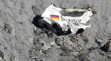Daļa no "Germanwings" lidmašīnas atliekām Francijas Alpos pēc katastrofas. Foto: EPA/LETA