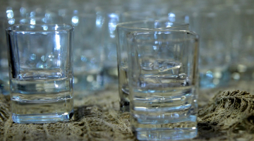 Alkoholisko dzērienu glāzes. Foto: Ieva Čīka, LETA