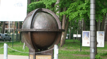 Vēsturiskā skulptūra "Globuss" Jūrmalā, Turaidas ielā, tagad pazudusi, jo tikšot restaurēta.