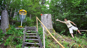 Diskgolfu spēlē ar tieši šai spēlei paredzētu lidojošu disku un no stieņiem un ķēdēm izgatavotu grozu.