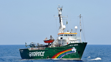 Dabas aizstāvju kuģis "Greenpeace" Vidusjūrā. Foto: AFP/LETA