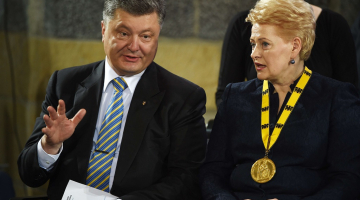 Lietuvas prezidente Daļa Grībauskaite (no labās) un Ukrainas prezidents Petro Porošenko tikšanās laikā Vācijas pilsētā Āhenē. Foto: AFP/LETA