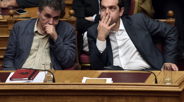 Grieķijas premjerministrs Aleksis Ciprs (no labās) un finanšu ministrs Eiklīds Cakalots parlamenta sēdē. Foto: AFP/LETA