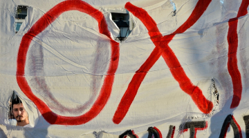 Grieķijas "nē" teicēju plakāts saplēsts pie Eiroparlamenta ēkas. Foto: AFP/LETA