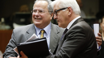 Jaunais Grieķijas ārlietu ministrs Nikoss Kotzias (no kreisās) Briselē tiekas ar Vācijas ārlietu ministru Franku Valteru Šteinmeieru. Foto: EPA/LETA