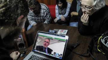 Novosibirskas iedzīvotāji klausās Mihaila Hodorkovska uzstāšanos šogad marta beigās "Atvērtās Krievijas" teletiltā. Foto: ITAR-TASS/LETA