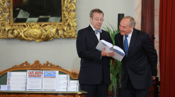 Igaunijas prezidents Tomass Hendriks Ilvess (no kreisās) un Latvijas prezidents Andris Bērziņš igauņu-latviešu vārdnīcas atklāšanā. Foto: Dmitrijs Suļžics, F64