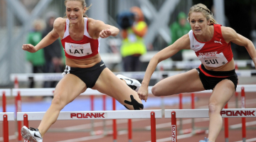 Laura Ikauniece-Admidiņa barjerskrējienā Eiropas čempionātā. Foto: Romāns Kokšarovs, F64