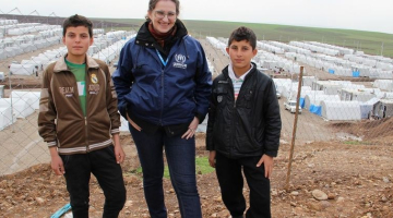 Liene Veide kopā ar bēgļu bērniem. Foto: R.Rasheed/UNHCR