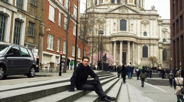 Reinis Zariņš Londonas centrā  pie Svētā Pāvila katedrāles.