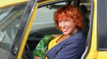 Ikdienā Solveiga ar melnu busiņu vadā pa Briseli ierēdņus. Dzeltenais auto ir viņas privātais braucamais.