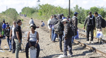 Nelegālie imigranti gaida uz Serbijas - Ungārijas robežas. Foto: EPA/LETA