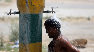 Strādnieks Indijā atvēsinās. Foto: EPA/LETA