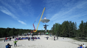 Atjaunotā radioteleskopa RT-32 antena, kura tiek pacelta atpakaļ balsta tornī Ventspils Starptautiskajā radioastronomijas centrā Irbenē. Foto: Ieva Čīka, LETA