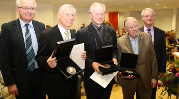 Pēc apbalvojuma saņemšanas - Trivimi Velliste (otrais no kreisās), Dainis Īvāns un Vītauts Landsberģis. Foto: Rainer Wenning