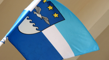 Pārsvarā termiņuzturēšanās atļauju saņēmēji īpašumus iegādājas Jūrmalā un Rīgā. Attēlā - Jūrmalas karogs. Foto: Rebeka Žeire, LETA