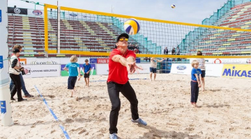 Pludmales volejbolists Jānis Šmēdiņš iemēģina jauno stadionu. Publicitātes foto