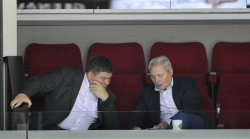 Aigars Kalvītis (pa kreisi) un Juris Savickis hokeja spēles laikā. Foto: Romāns Kokšarovs, F64