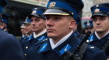 Latvijas karavīrs Lācplēša dienas parādē. Foto: Vladislavs Proškins, F64