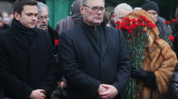 Opozīcijas partijas "Parnass" pārstāvji Mihails Kasjanovs (no labās) un Iļja Jašins noslepkavotā Borisa Ņemcova bērēs. Foto: ITAR-TASS/LETA