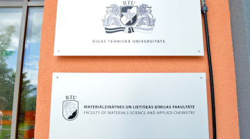 Plāksnes Rīgas Tehniskā universitātes Materiālzinātnes un lietišķās ķīmijas fakultātes. Foto: Elvis Dāgs Vīgants, LETA