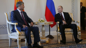 Krievijas prezidents Valdimirs Putins šogad 16.martā tiekas ar Kirgizstānas prezidentu Almazbeku Atambajevu. Foto: AFP/LETA