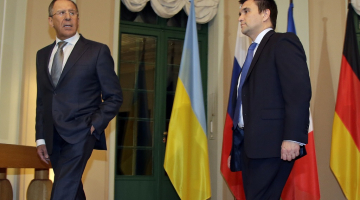 Ukrainas ārlietu ministrs Pavlo Kļimkins (pa labi) un Krievijas ārlietu ministrs Sergejs Lavrovs pēc tikšanās Berlīnē. Foto: AFP/LETA