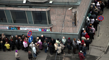 Pirms pāris gadiem un arī tagad. Vairāki simti Krievijas pensionāri, kuri saņem pensiju no Krievijas pensiju fonda, stāv garā rindā pie Maskavas nama, lai saņemtu talonu, kas vēlāk ļaus noformēt izziņu, tādējādi apliecinot, ka viņi ir dzīvi. Foto: Edijs Pālens, LETA