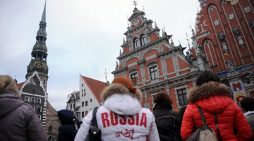 Krievijas ceļotāji Vecrīgā. Foto: Edijs Pālens, LETA