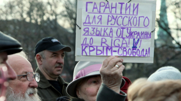 Ātri aizmirstas - pirms gada Rīgā pie Francijas vēstniecības partijas "Par cilvēka tiesībām vienotā Latvijā" rīkotajā piketā Krimas atbalstam tika prasītas "garantijas krievu valodai no Sevastopoles līdz Rīgai". Foto: Ieva Čīka, LETA