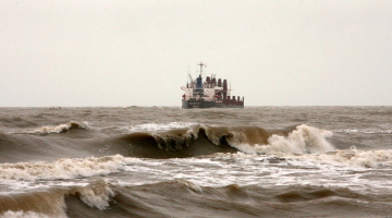 2007.gada janvārī Ventspils tuvumā vētras laikā uz sēkļa uzskrējušais sauskravas kuģis "Golden Sky". Foto: Agnese Gulbe, LETA