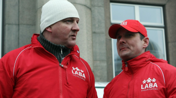 Arodbiedrības "LABA" priekšsēdētājs Raimonds Gailis (no labās) un arodbiedrības valdes priekšsēdētāja vietnieks Vladislavs Bartaševičs piedalās arodbiedrības "LABA" rīkotajā protesta akcijā par PVN likmes samazināšanu siltumapgādei pirms pāris gadiem. Foto: Edijs Pālens, LETA