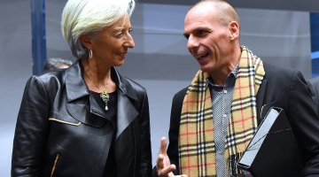 SVF vadītāja Kristīna Lagarda (no kreisās) sarunā ar Grieķijas finanšu ministru Jani Varufaki. Foto: AFP/LETA