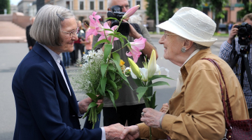 Lidiju Lasmani pie Brīvības pieminekļa jubilejā sveica daudzi cilvēki. Foto: Edijs Pālens, LETA