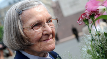 Lidija Lasmane pie Brīvības pieminekļa savā 90 gadu jubilejas dienā. Foto: Edijs Pālens, LETA