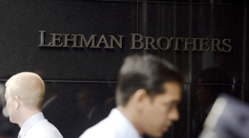 Uzraksts pie "Lehman Brothers" biroja ēkas Ņujorkā. 2008.gads. Foto: AFP/LETA