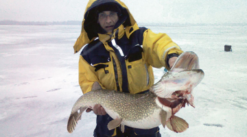 Didzis Vinogradovs cīnījās 20 minūtes, kamēr no āliņģa Alūksnes ezerā izvilka 11,3 kg smagu un 114 cm garu līdaku.