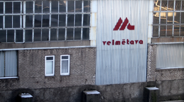 ''Liepājas metalurgā'' darbu turpina velmētama, kaut arī uzņēmumam vajadzīga modernizācija. Foto - Egons Ansbergs, F64