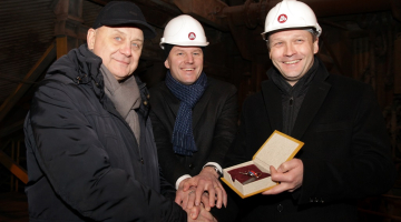 Izgāzušies vai iepirkušies? Šogad janvārī - uzņēmuma "KVV Liepājas metalurgs" valdes loceklis Igors Kovaļenko (no kreisās), Finanšu konsultāciju kompānijas "Prudentia" partneris un valdes priekšsēdētājs Kārlis Krastiņš, "Liepājas metalurga" maksātnespējas administrators Haralds Velmers ar uzņēmuma atslēgām preses konferences laikā, kurā informē par a/s "Liepājas metalurgs" pārdošanas darījuma noslēgšanu. Foto: Ieva Čīka, LETA
