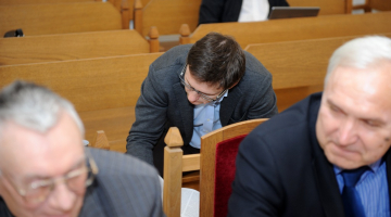 Apsūdzētais bijušais Andra Šķēles padomnieks Jurģis Liepnieks pērngada maijā pirms Rīgas apgabaltiesas sēdes, kurā turpina skatīt tā dēvēto digitālās televīzijas krimināllietu. Foto: Ieva Lūka, LETA